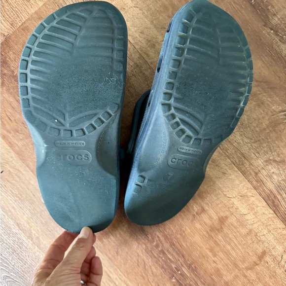 CROCS Navy Sandals size Men 7 Women 8.5–9 - Picture 3 of 5